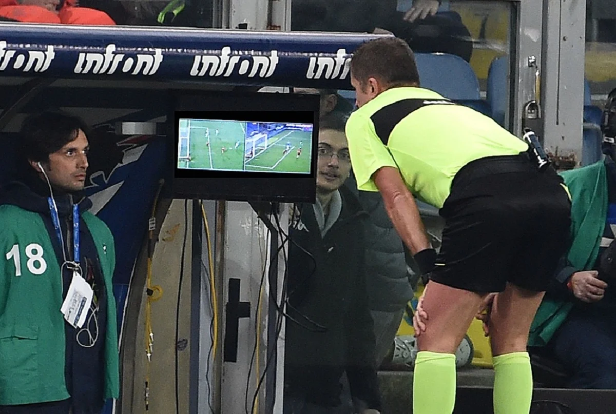 Відеоасистент арбітра (VAR)