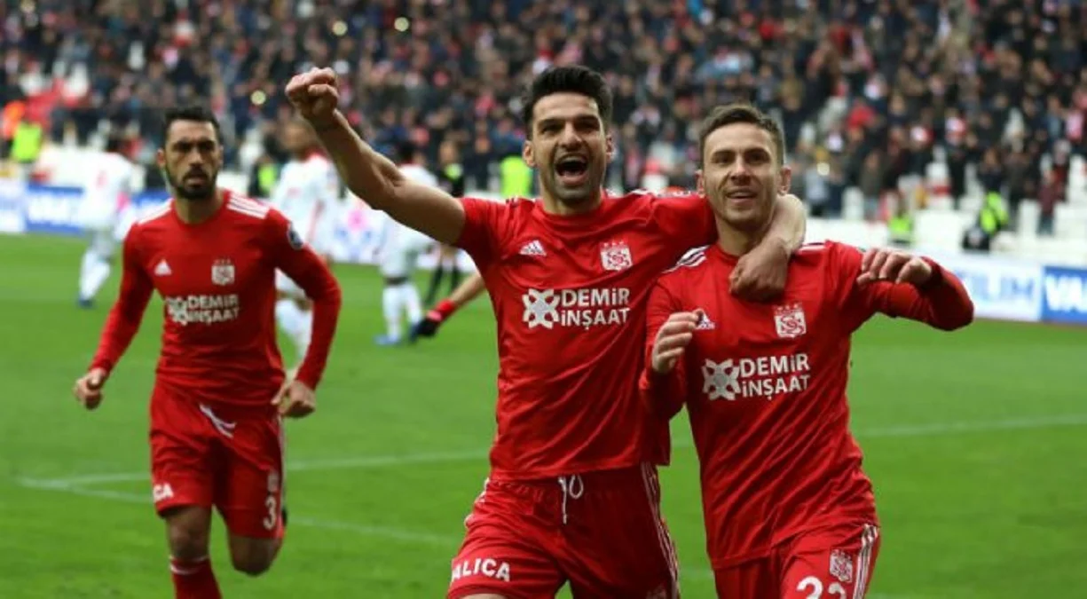 Сергей Рыбалка (справа) / фото: ФК Сивасспор