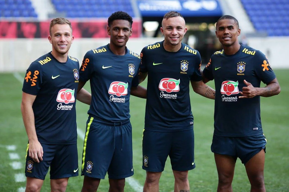 Тете (другий ліворуч) і Дуглас Коста (перший праворуч) у складі збірної Бразилії / CBF