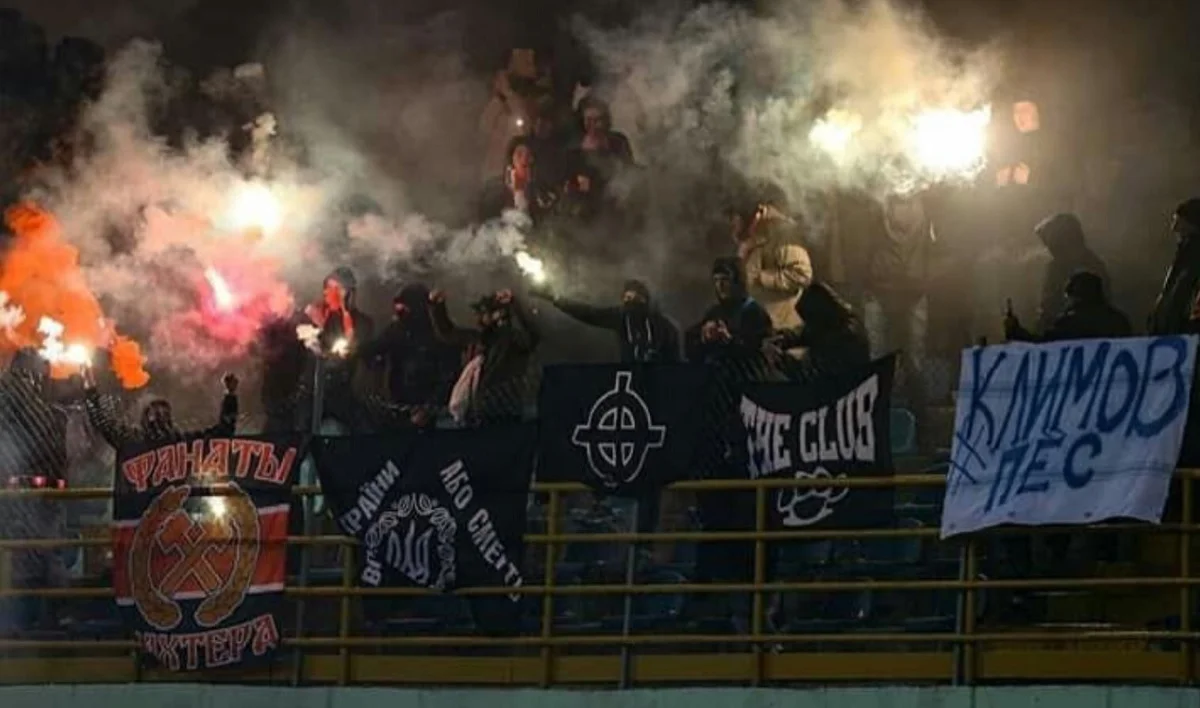 Черноморец – Шахтер: фанаты "горняков" сожгли российский флаг