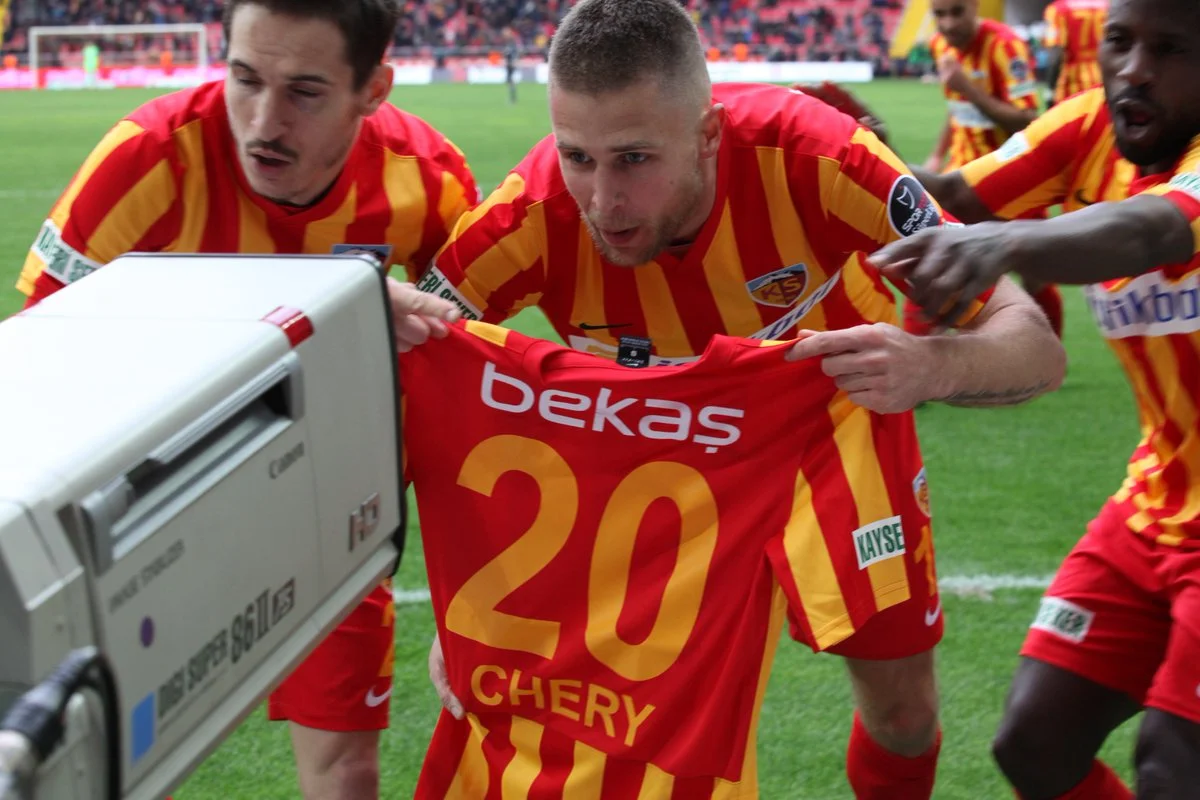 Артем Кравец демонстрирует впечатляющую реализацию