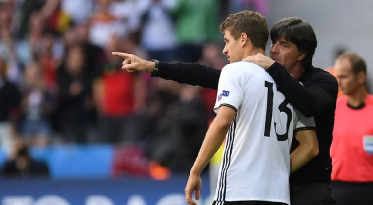 Томас Мюллер и Йоахим Лев / Фото Reuters