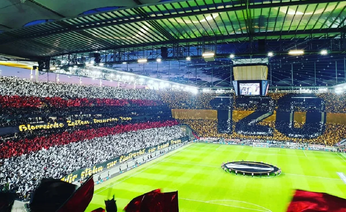 Роскошный перфоманс болельщиков Айнтрахта / EF