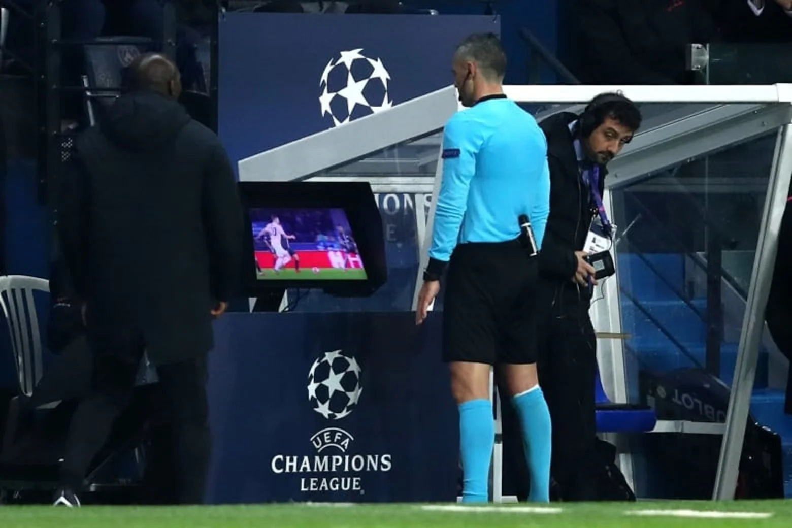 Скомина за мгновение до назначения пенальти в ворота ПСЖ