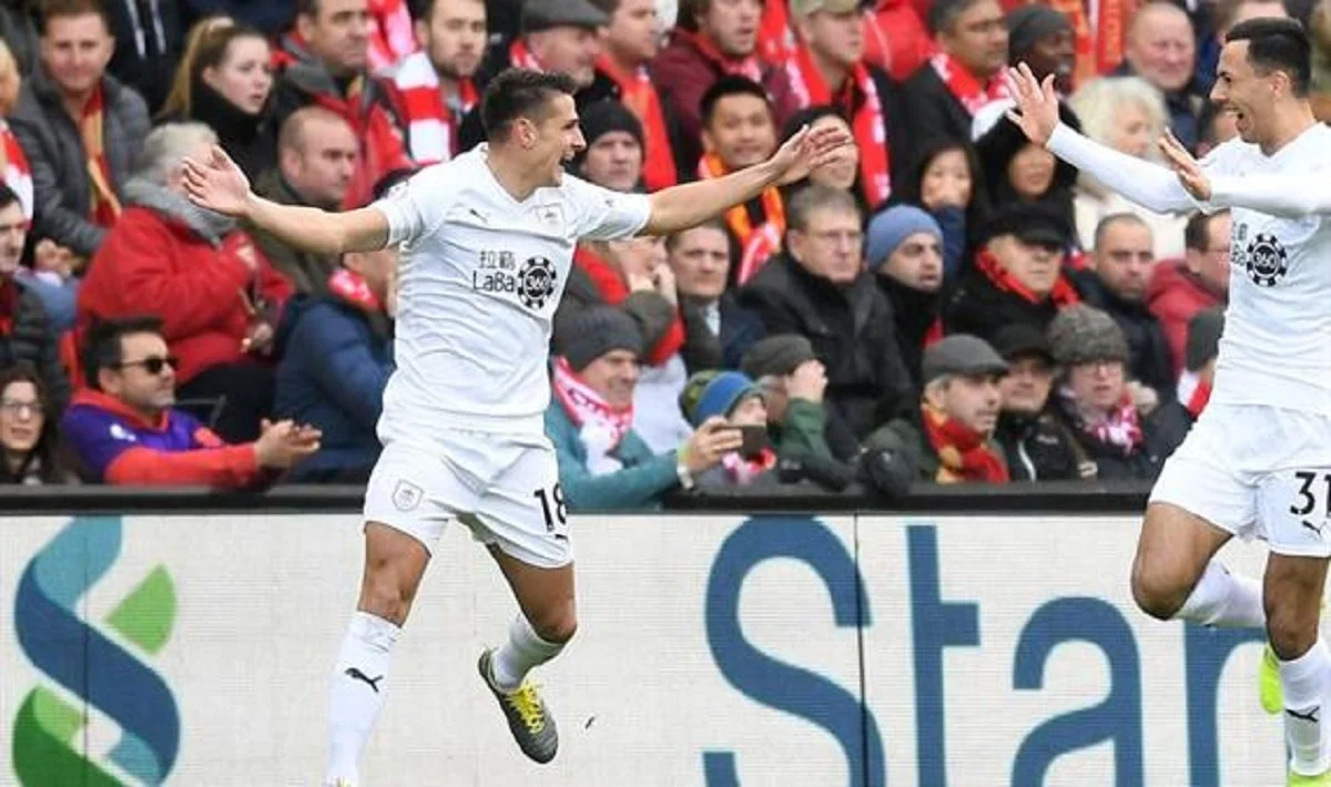 Ешлі Вествуд (ліворуч) Соцмережі