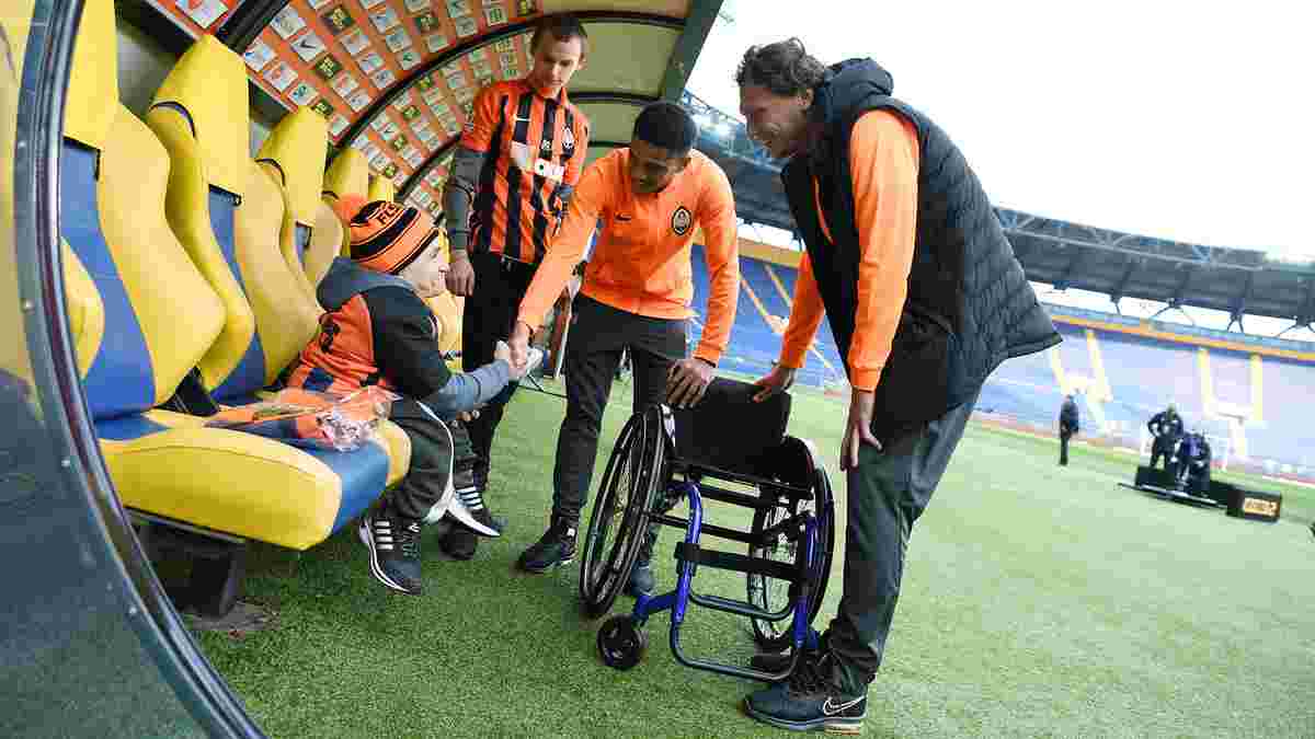 Пятов і Тайсон подарували вболівальнику інвалідний візок