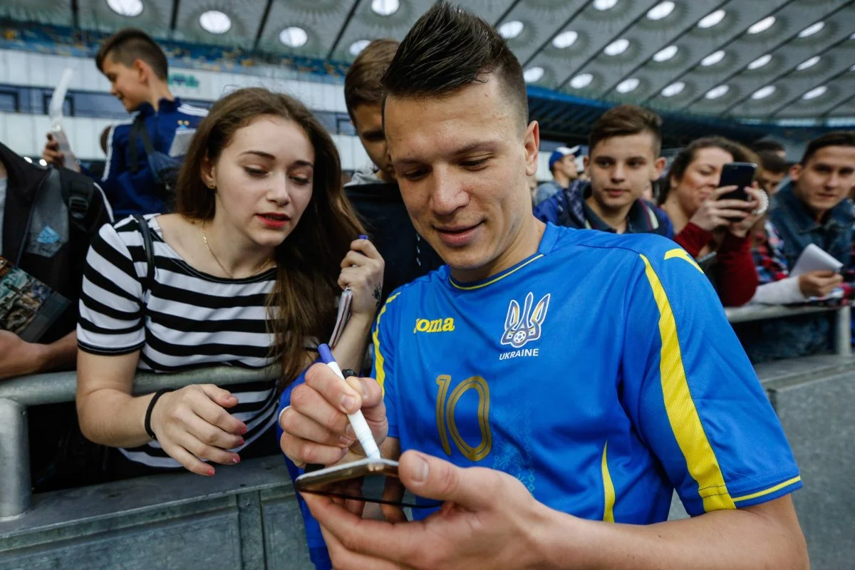 Євген Коноплянка отримав виклик у збірну України, хоча в Шальке не грає