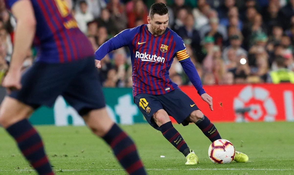 Ліонель Мессі виконує штрафний / Барселона
