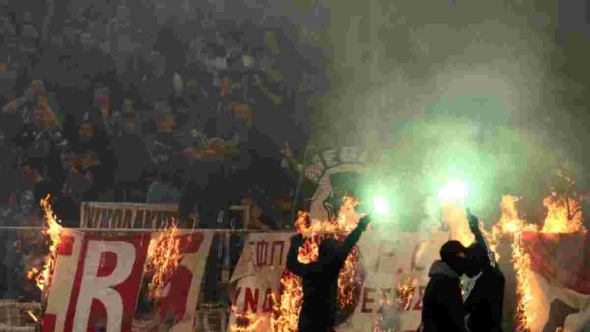 Панатінаїкос – Олімпіакос: через бійки, сльозогінний газ та димові шашки матч не було дограно – відео божевілля фанатів