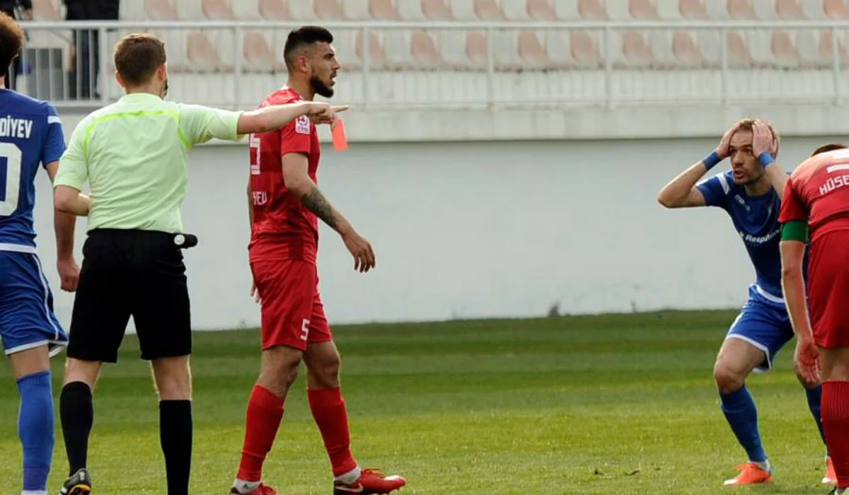 Марко Девіч отримав червону картку