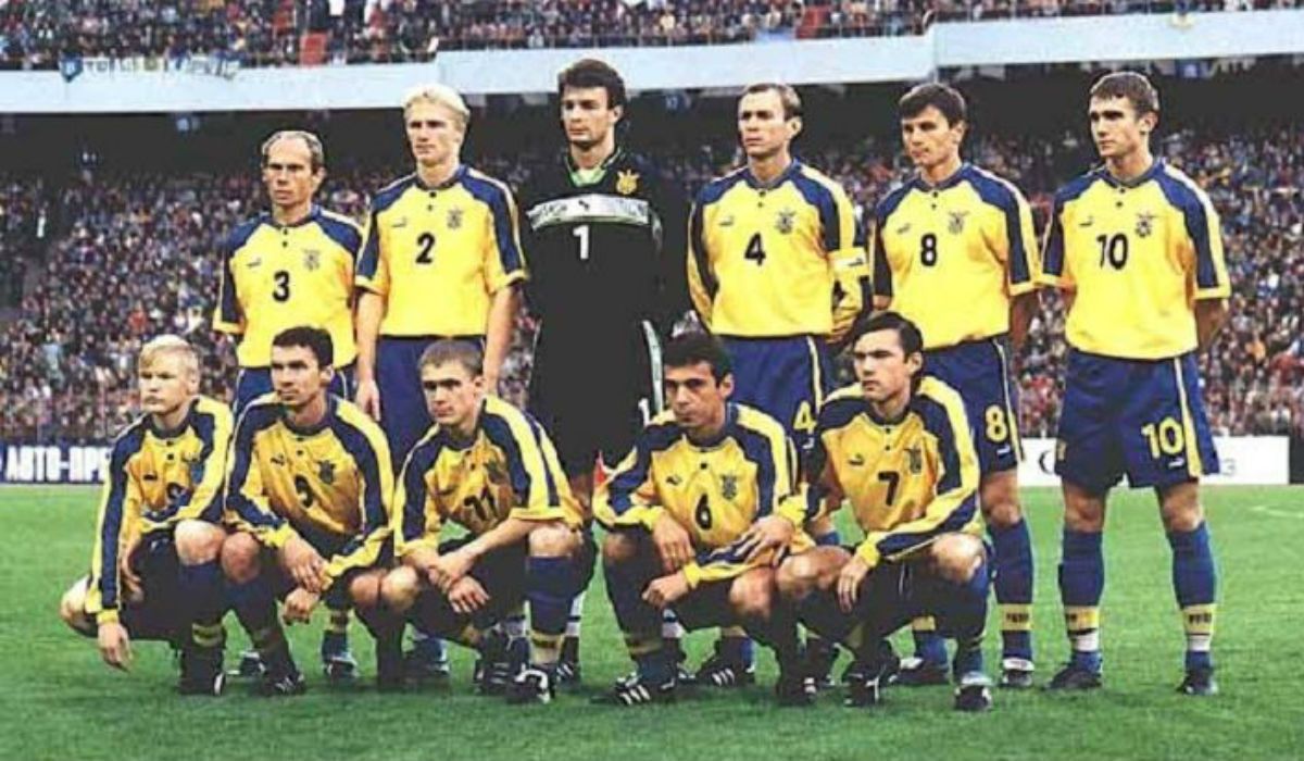Сборная Украины перед матчем с Россией в 1998-м / фото из соцсетей