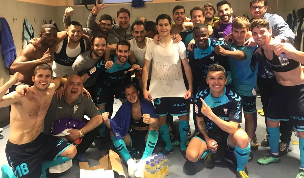 Роман Зозуля святкує з командою після матчу Луго – Альбасете