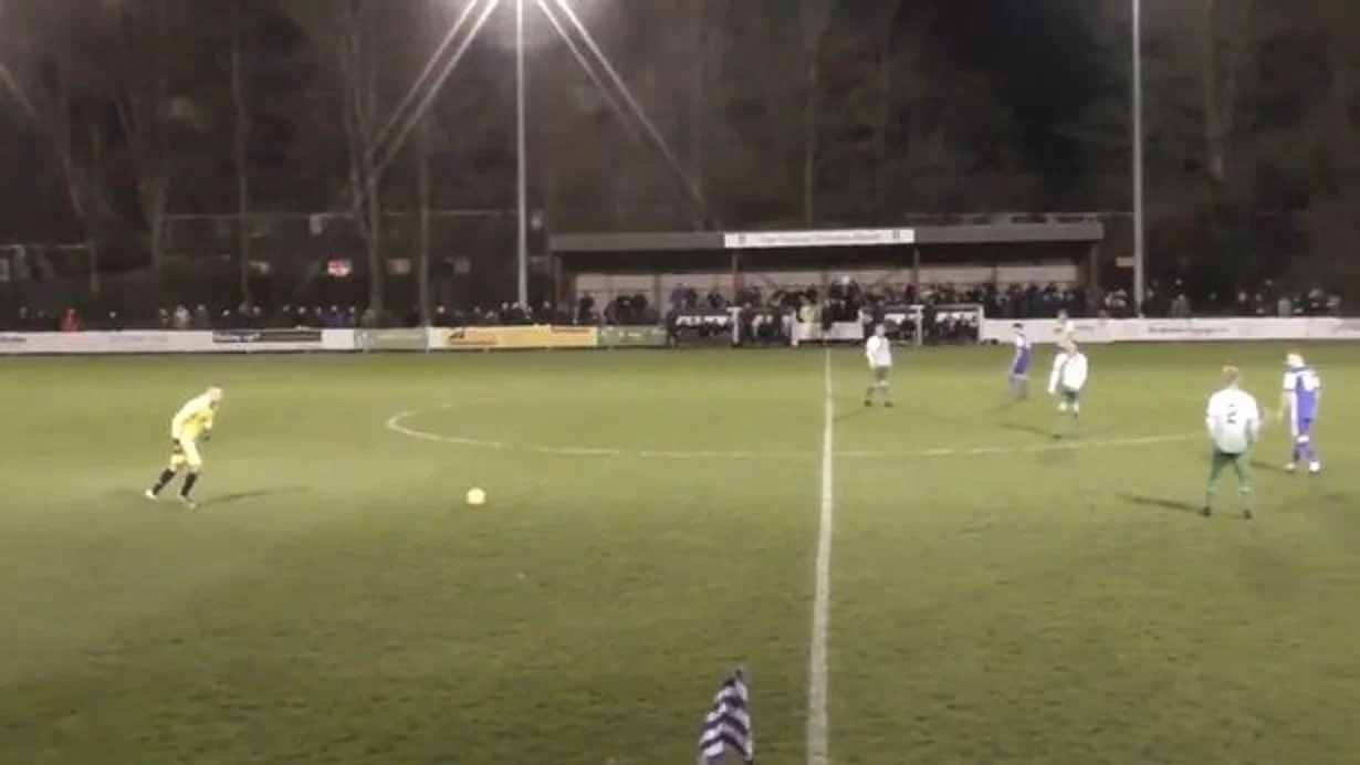 Вратарь Гисборо Джордан Никсон выполняет роковой удар