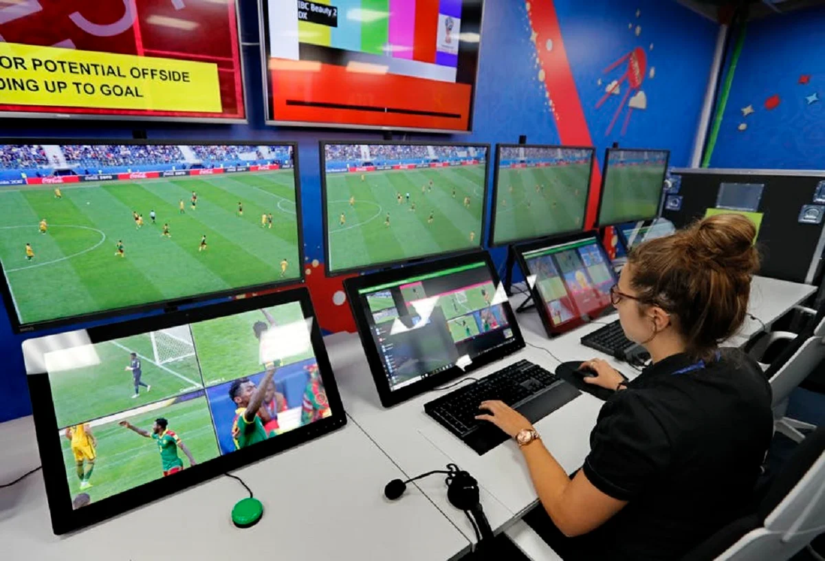 Відеоасистент арбітра (VAR) / соцмережі