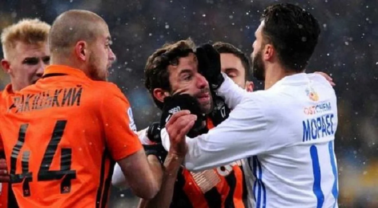 Дарио Срна получает по лицу от Жуниора Мораеса