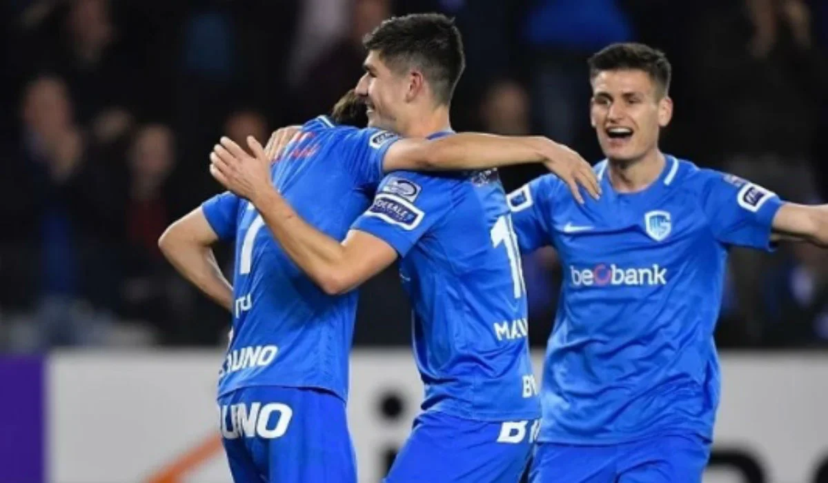 Руслан Малиновский (в центре) / ФК Генк