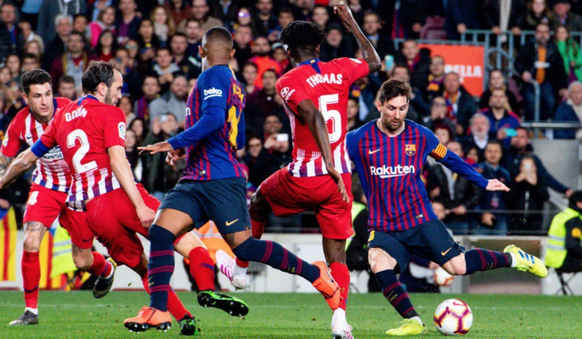 Лионель Месси в матче с Атлетико