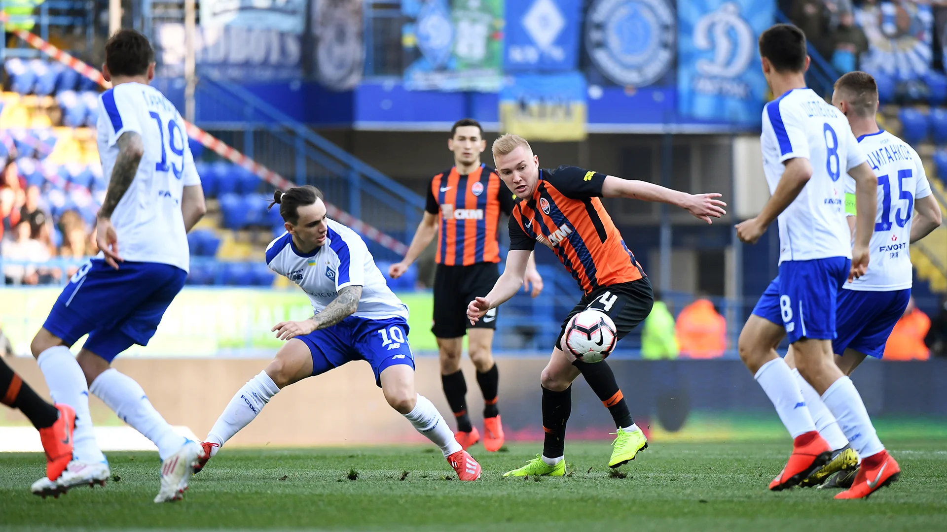 Матчи Динамо против Шахтера спасают посещаемость в УПЛ / Шахтер