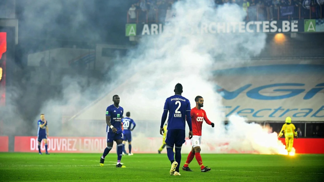 Болельщики сорвали матч Стандарда с Андерлехтом – гранды сыграли всего полчаса / NU.nl