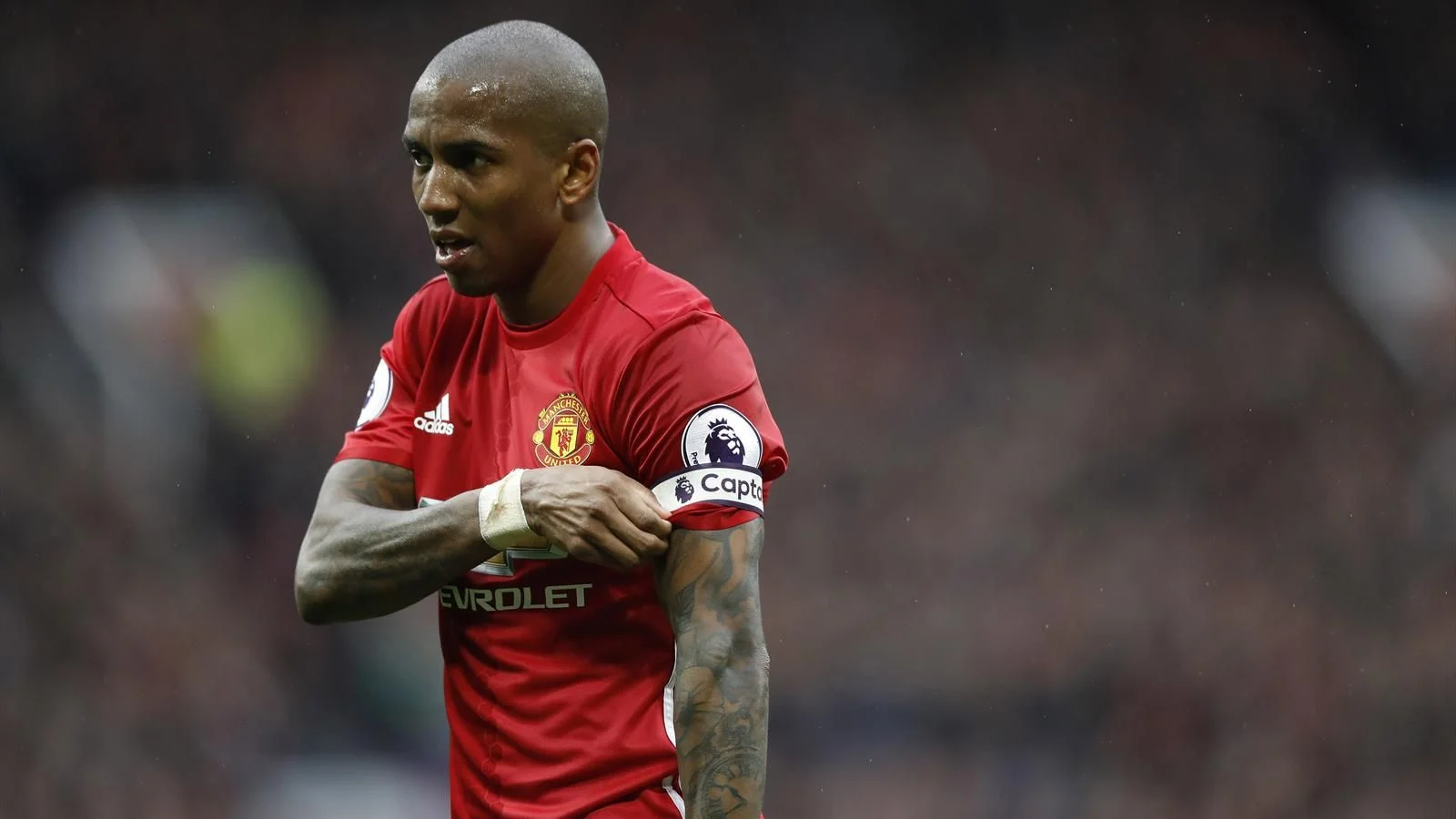 Эшли Янг – один из претендентов на капитанскую повязку / Reuters