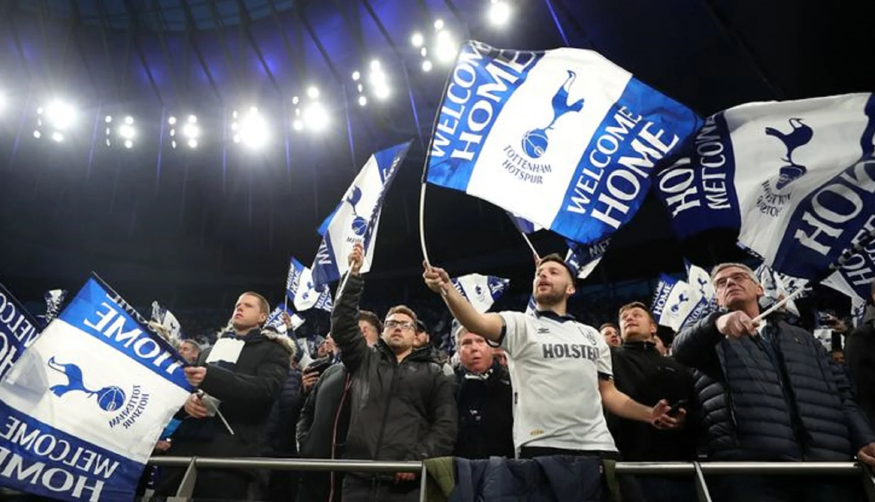 На фото фанати Тоттенхема, які ще не знають, що порушують правила поведінки на стадіоні / Фото Sky Sports