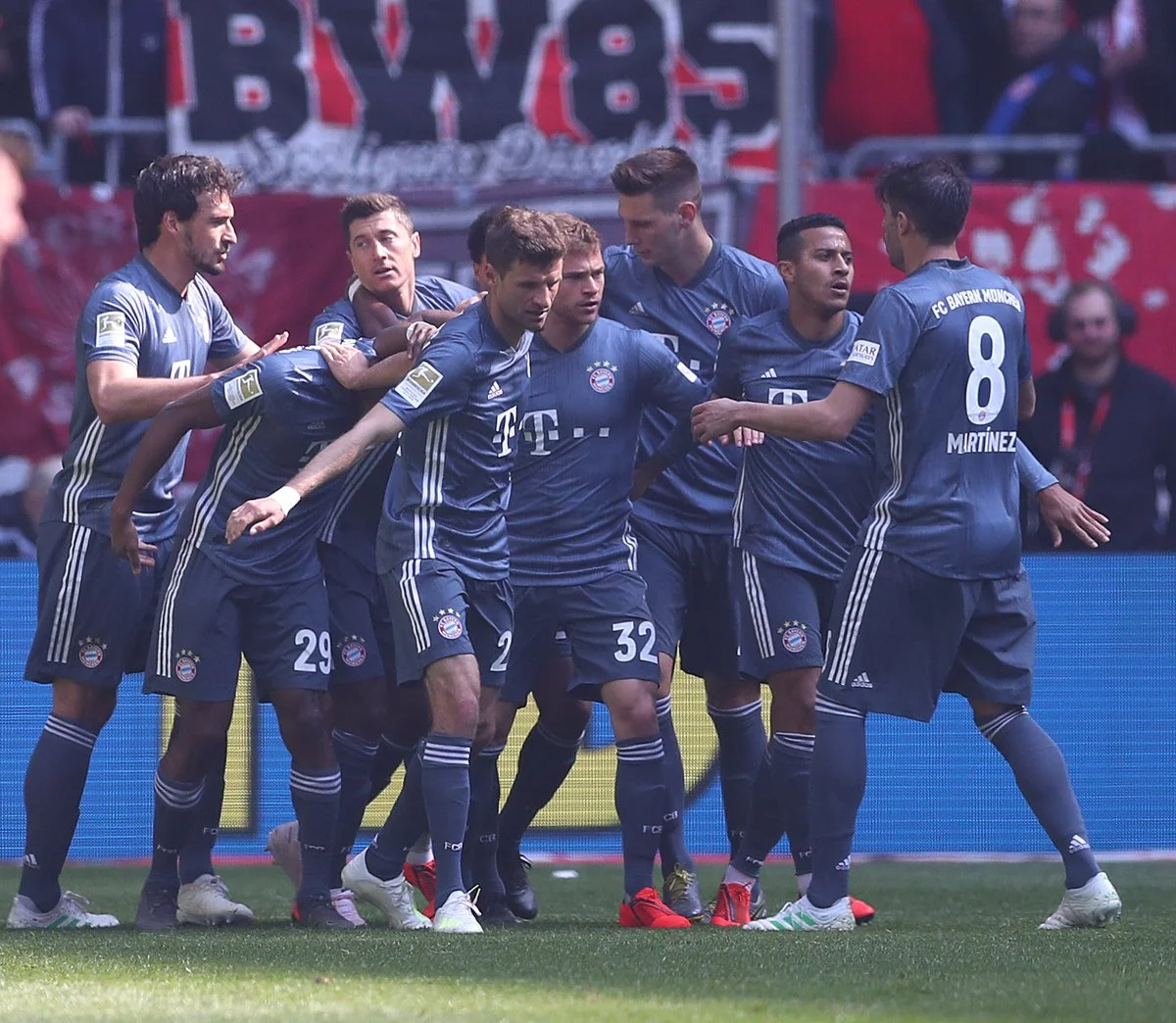 Аугсбург на виїзді переміг Айнтрахт, Баварія розгромила Фортуну: 29-й тур Бундесліги, матчі неділі