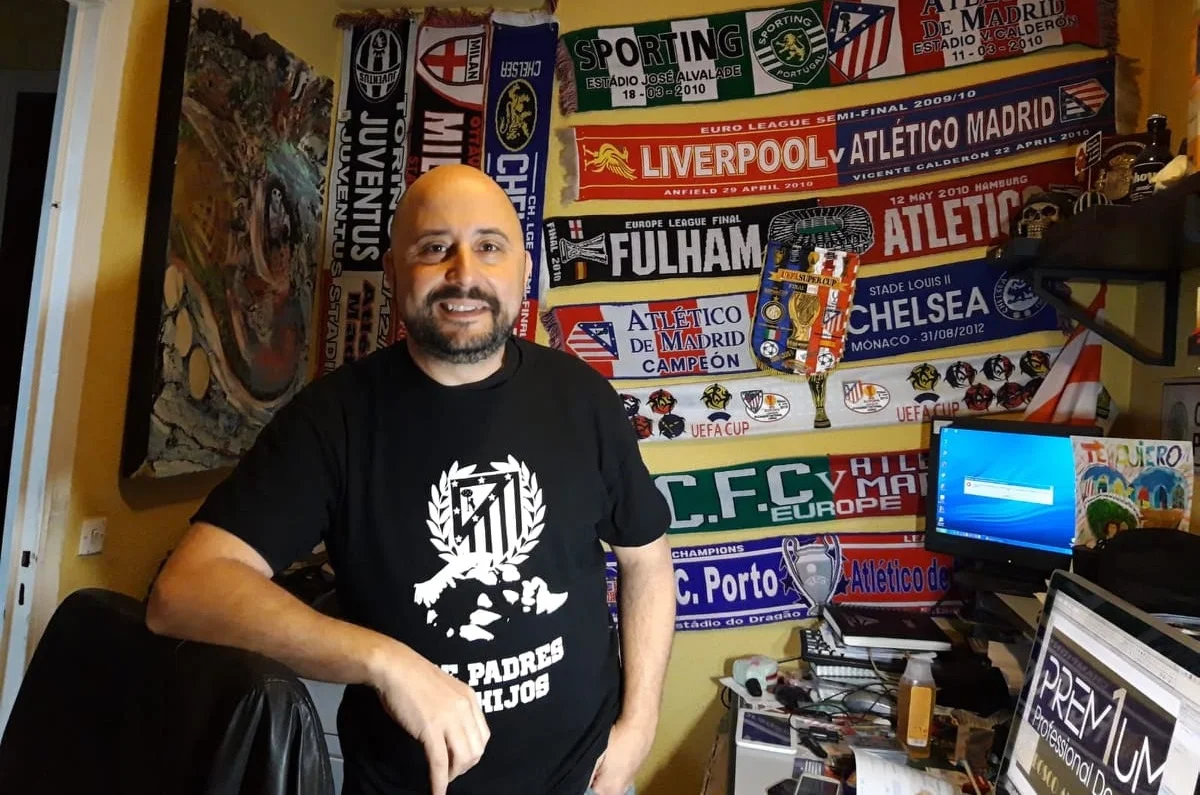 Челє Брасеро у своєму футбольному офісі