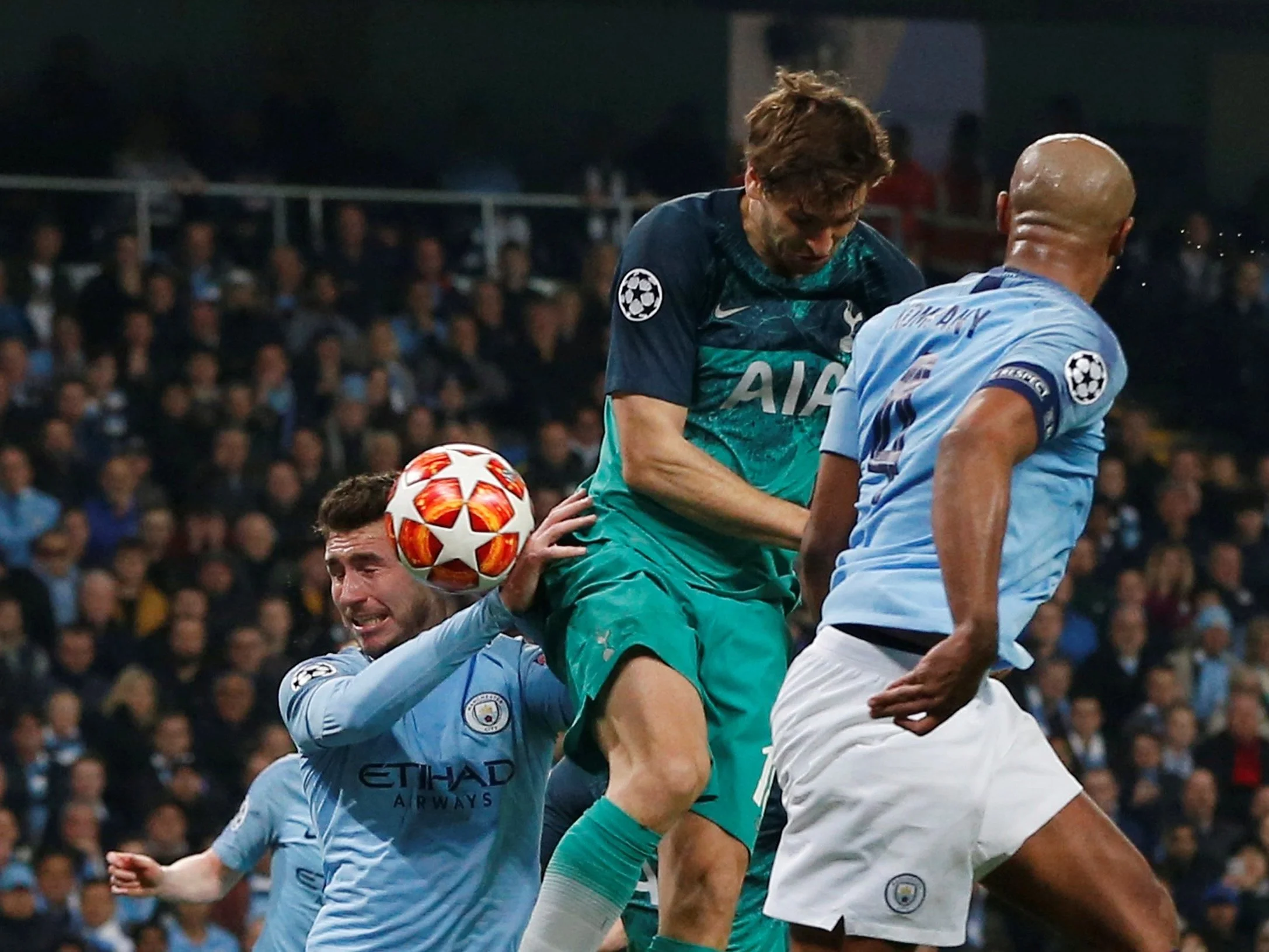 Скандальный эпизод с голом Льоренте / Фото The Independent