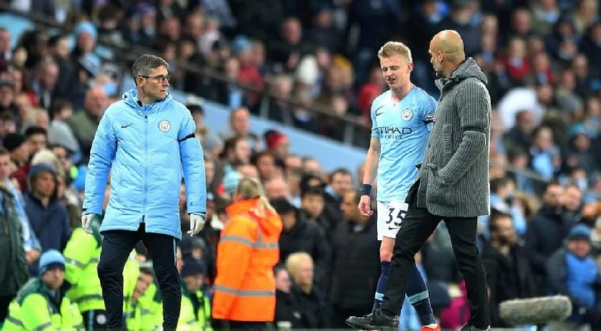 Александр Зинченко с Гвардиолой / Getty Images