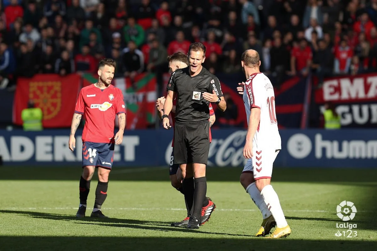 Зозуля в матче Осасуна – Альбасете получил красную карточку