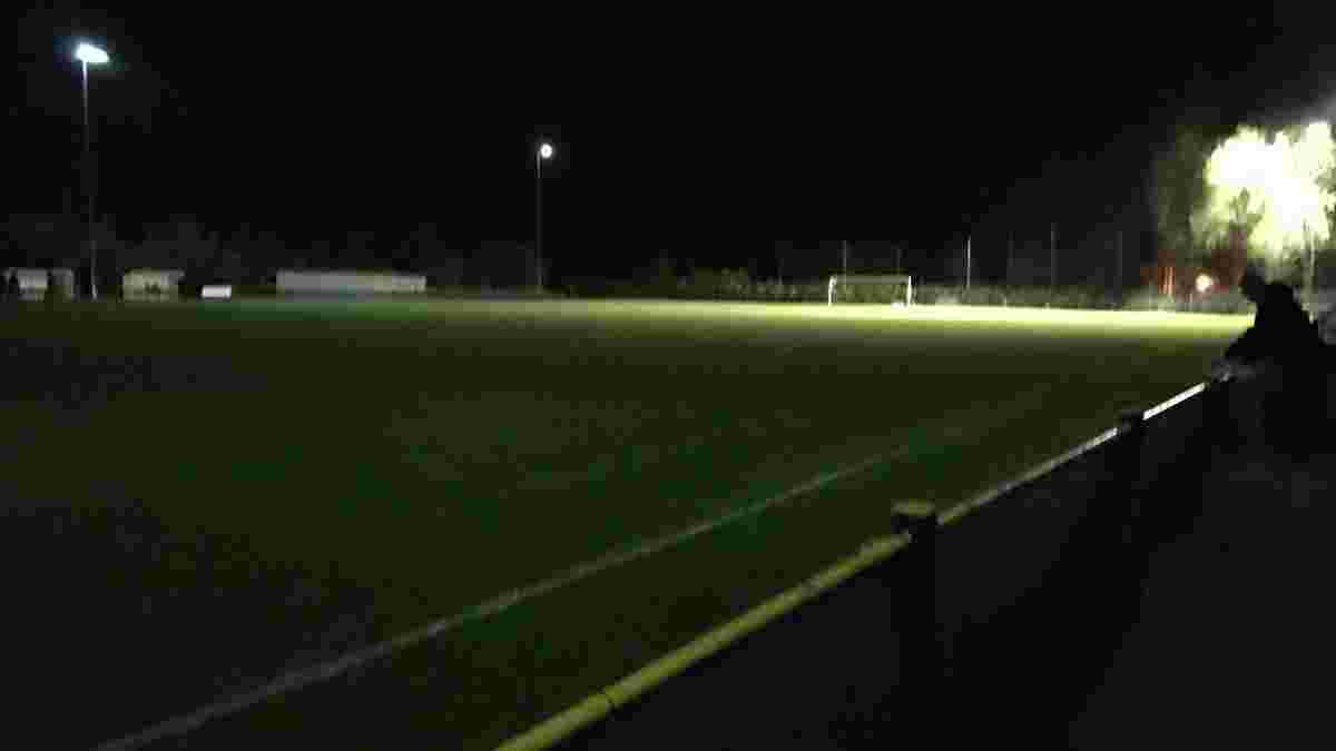 В Англії футболіст був вилучений і вимкнув світло на стадіоні під час матчу – курйоз дня