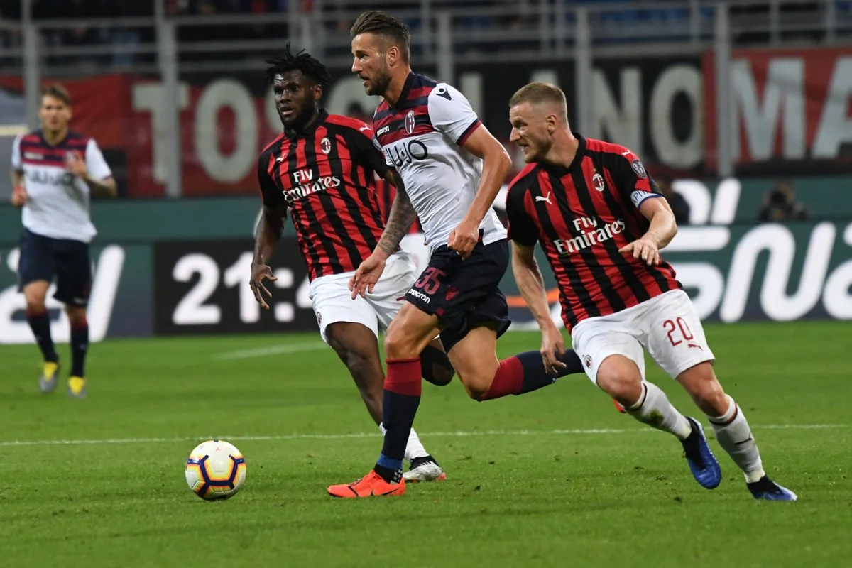 Мілан у матчі з трьома вилученнями здолав Болонью і піднявся на шосту сходинку