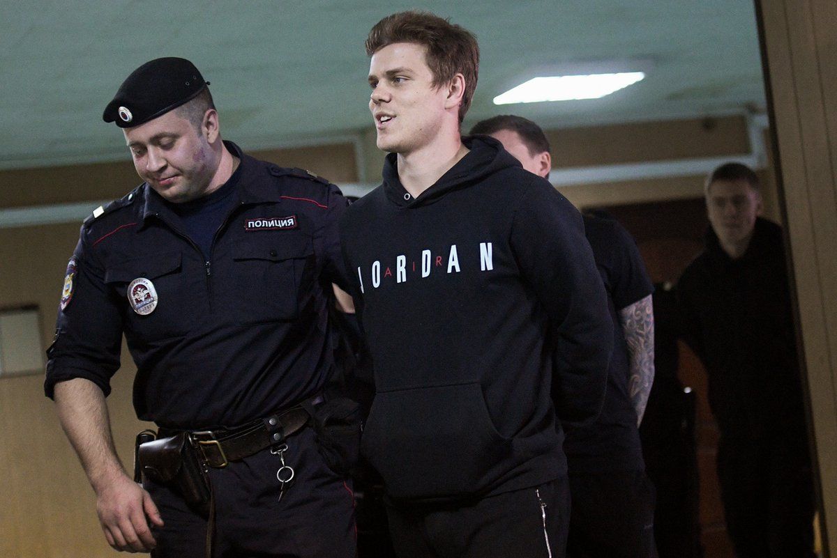 Олександр Кокорін у супроводі поліції / соцмережі