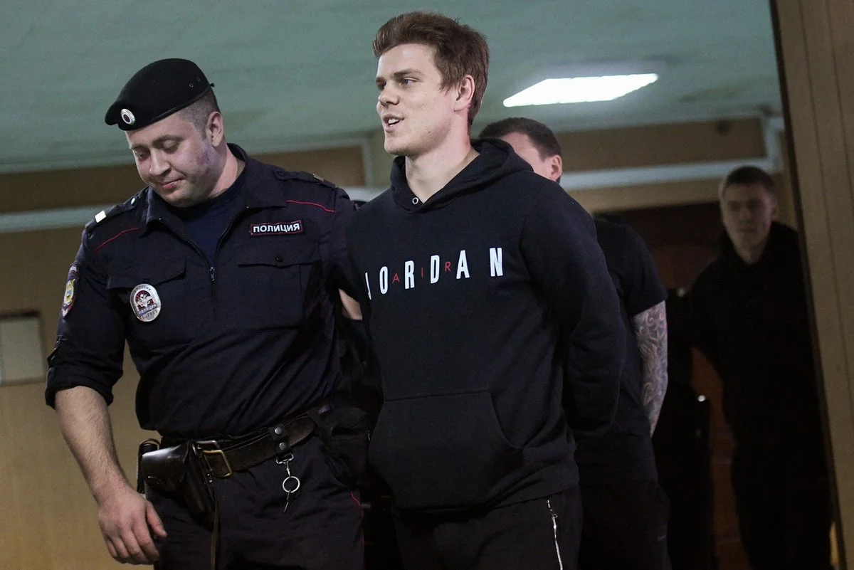 Александр Кокорин в сопровождении полиции / соцсети