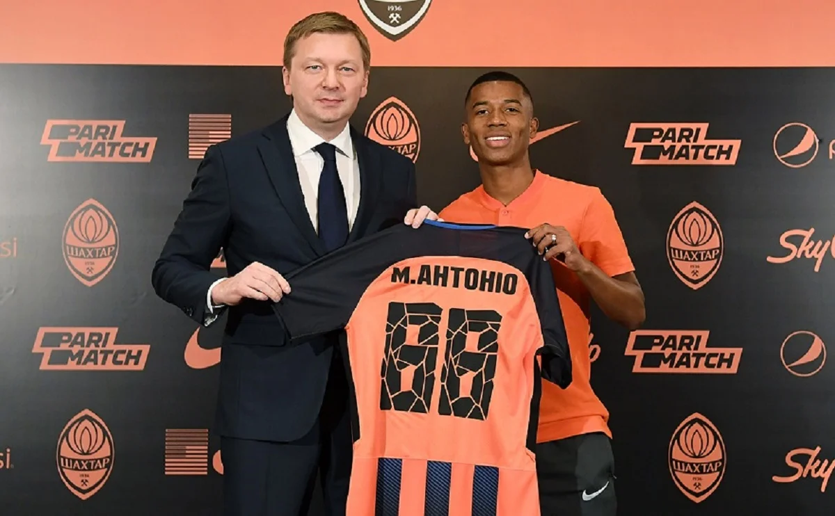 Сергій Палкін презентує Маркоса Антоніо / Фото ФК Шахтар