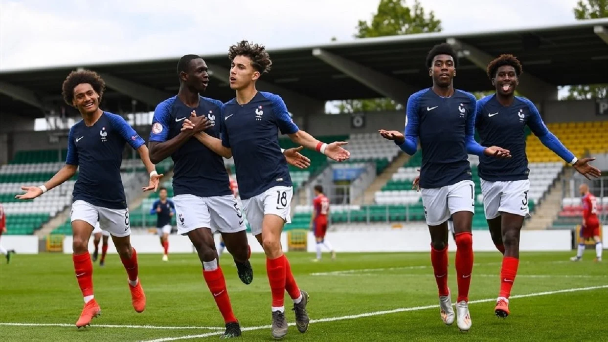 Аділь Аушиш (у центрі) веде за собою всю Францію / Фото із відкритих джерел