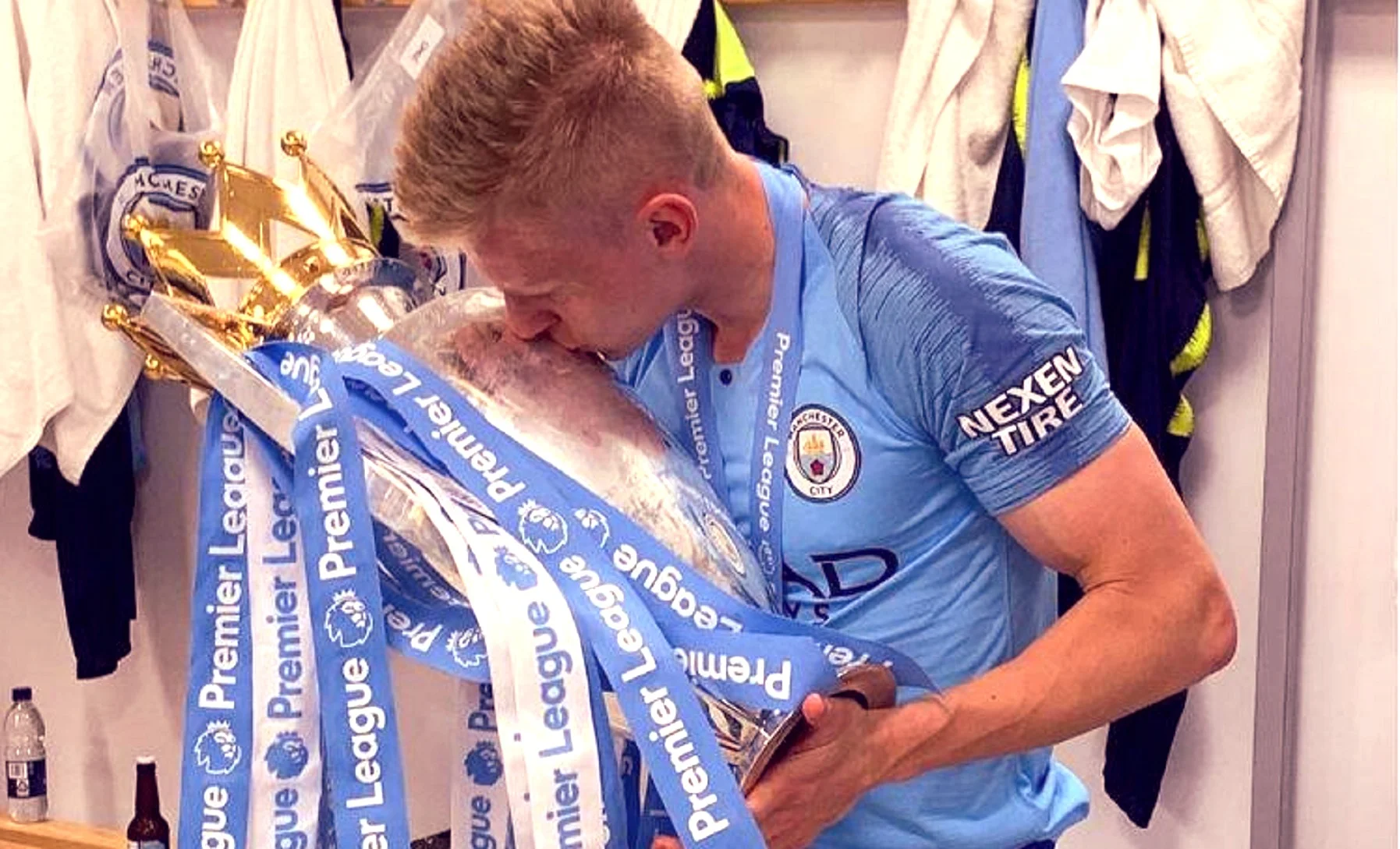 Олександр Зінченко із черговим трофеєм АПЛ / Фото AP