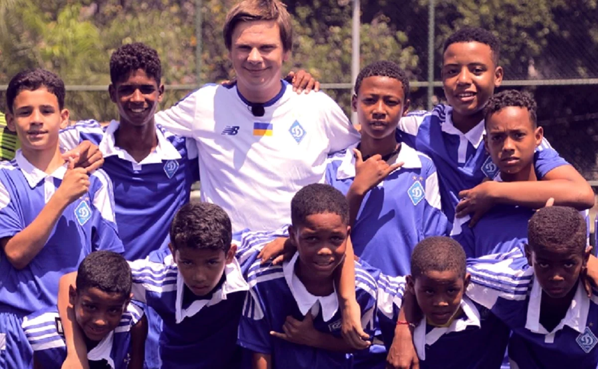 Дмитро Комаров популяризує Динамо серед дітвори фавел / Фото з архіву Дмитра Комарова