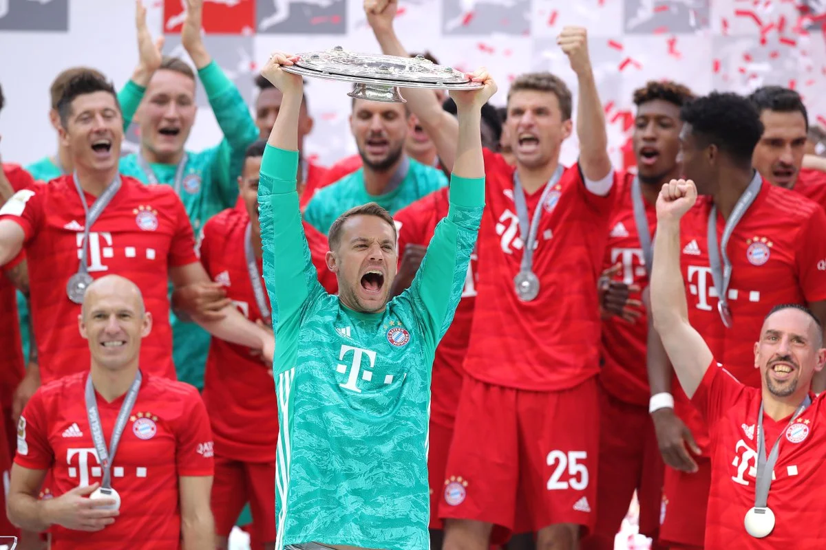 Мануель Нойєр із Срібною салатницею / твіттер Баварії