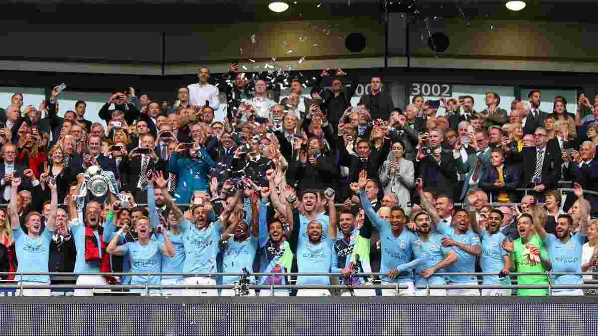 Почти обнаженный сотрудник Манчестер Сити безумно отпраздновал победу в Кубке Англии в раздевалке – курьез дня