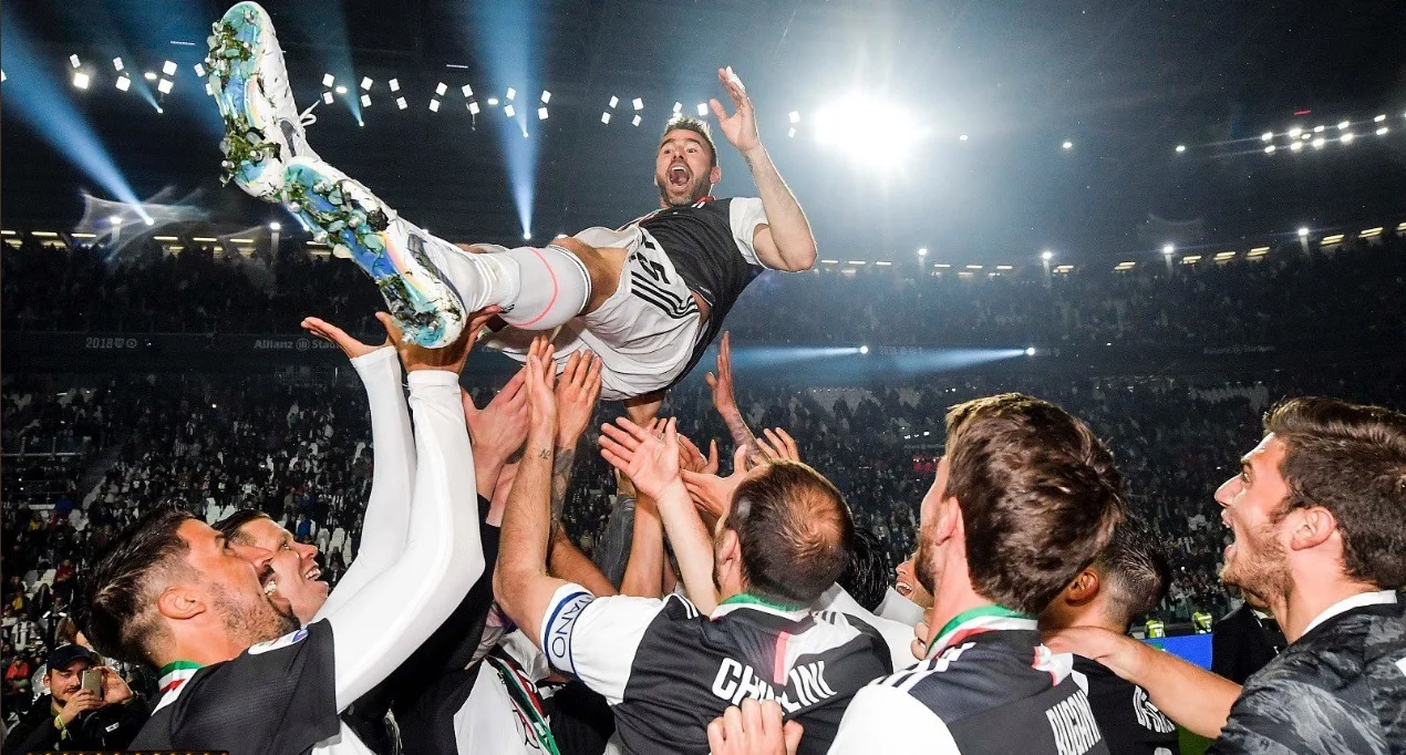 Андреа Барцальи на руках игроков Ювентуса / Ювентус
