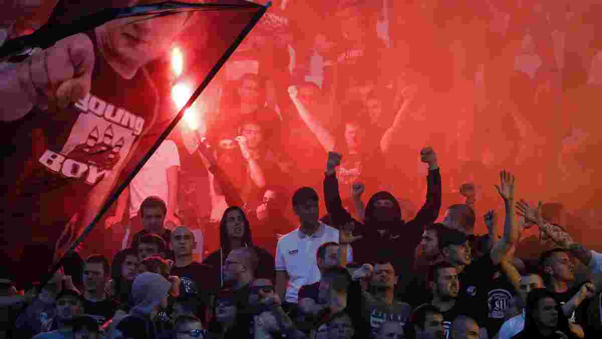 Фанат Партизана испражнился на флаг Црвены Звезды прямо на стадионе во время финала Кубка Сербии