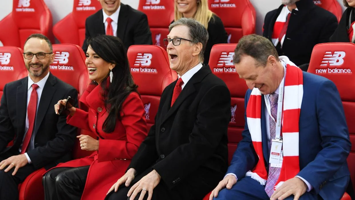 Іан Грем має в рази менше фото, ніж власник Ліверпуля Джон Генрі (другий праворуч)