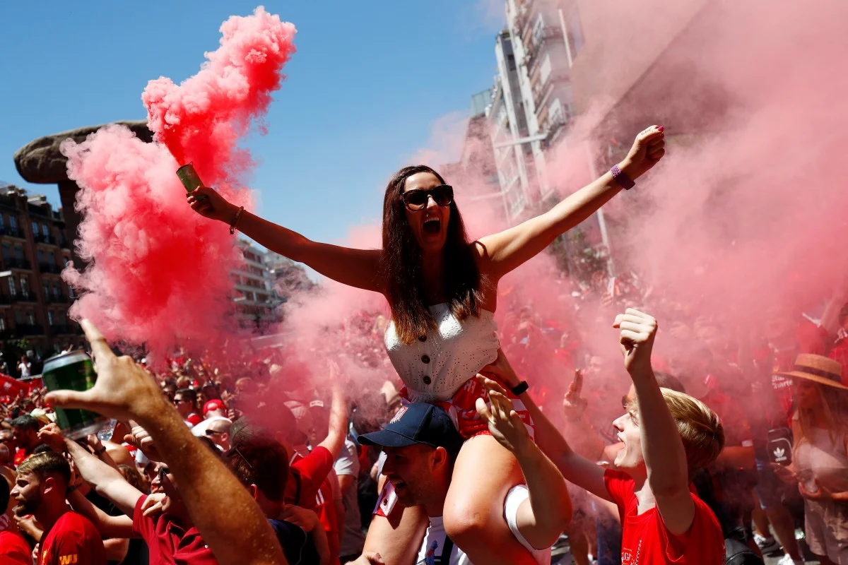 Тоттенхем – Ліверпуль 1 червня 2019: фанатка "червоних" запалює у Мадриді