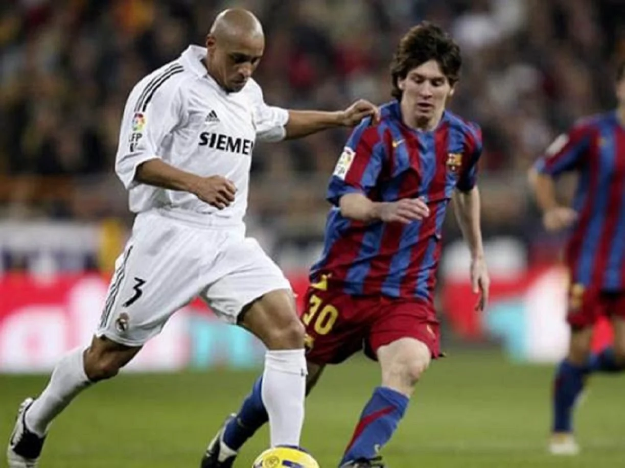 Роберто Карлос і Ліонель Мессі / Reuters