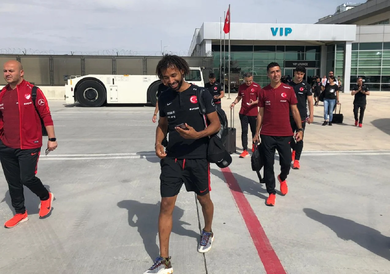 Сборная Турции в аэропорту Рейкьявика / твиттер сборной Турции