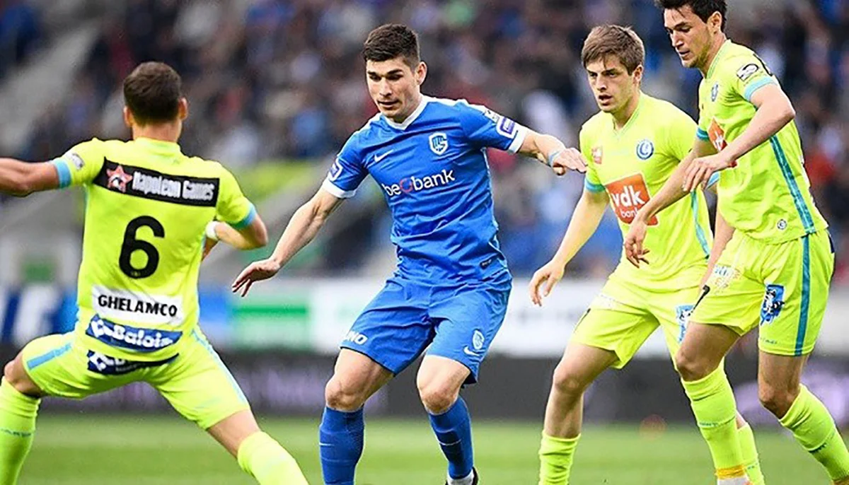 Малиновский в окружении игроков Гента / Belga