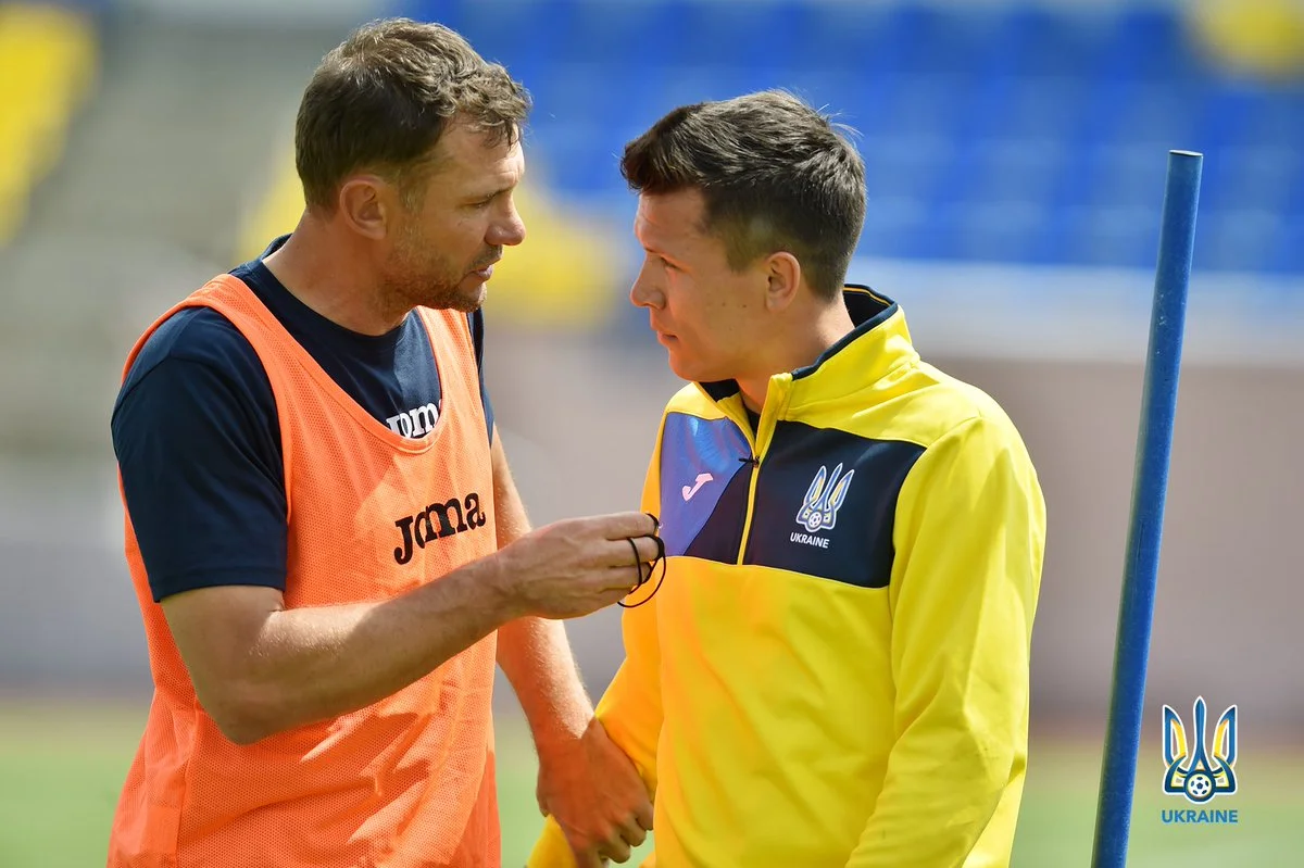 Андрій Шевченко доносить свої ідеї до Євгена Коноплянки / Фото УАФ