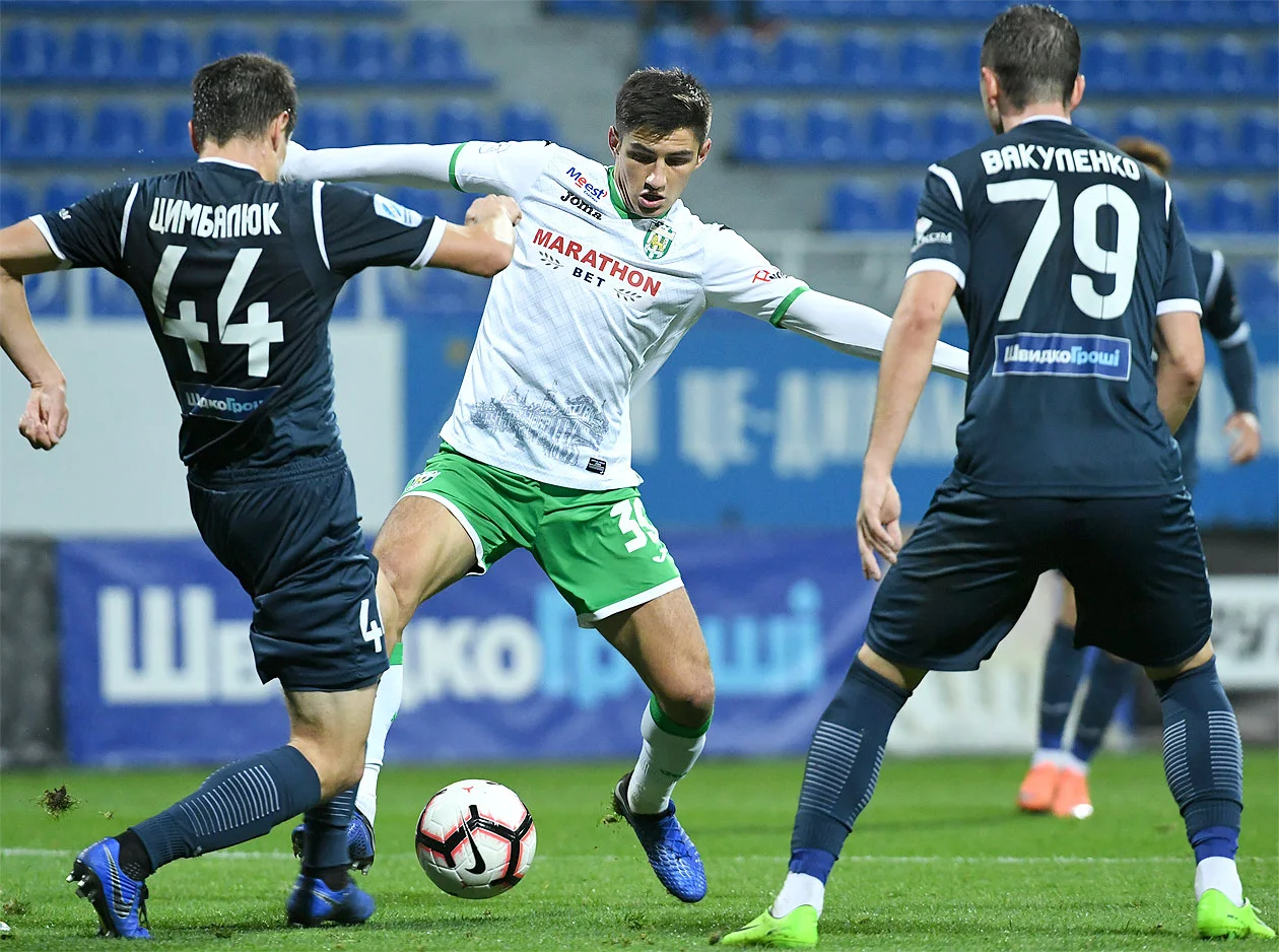 Марьян Швед против игроков Черноморца / фото: ФК Карпаты