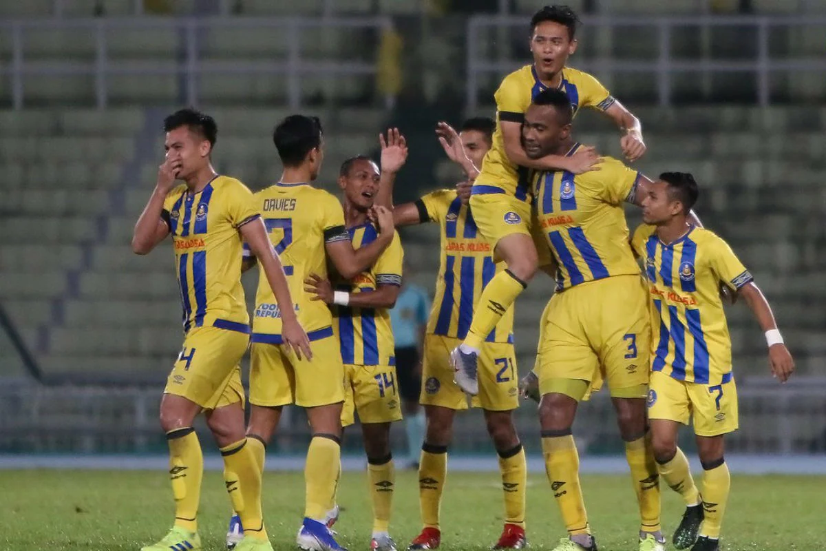 Божевільний гол зі своєї половини поля у Малайзії / ФК Патанг